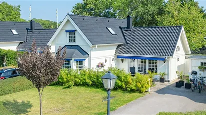 Påkostad och elegant villa i Ekerums golfby, där du flyttar in och trivs från första stund.