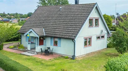 Villa med familjevänligt läge på hörntomt!