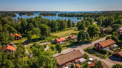 Läget! 1 975 000 kr - Mellan hav & sjö mot skogen, stort parhus med lättskött tomt & stor carport...