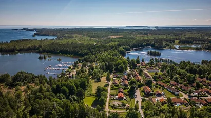 Läget! 1 975 000 kr - Mellan hav & sjö mot skogen, stort parhus med lättskött tomt & stor carport...