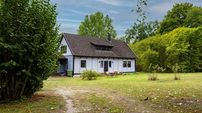 Trivsamt bulhus beläget i natursköna Alskog.