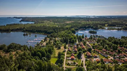 Läget! 1 975 000 kr - Mellan hav & sjö mot skogen, stort parhus med lättskött tomt & stor carport...