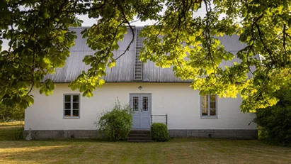Kalkstensdröm i lantlig idyll – med utsikt över det gotländska landskapet Kalkstensdröm i lantlig idyll – med utsikt över det gotländska landskapet