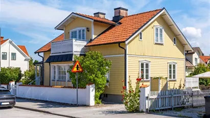 Vacker villa med 1800-talscharm centralt i södra Visby